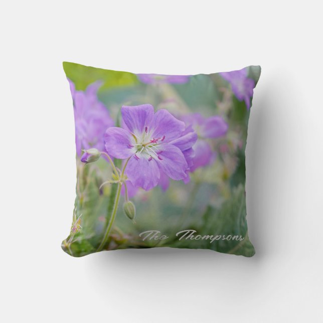 Lila Geranium Wildblume Foto mit Familienname Kissen (Vorderseite)