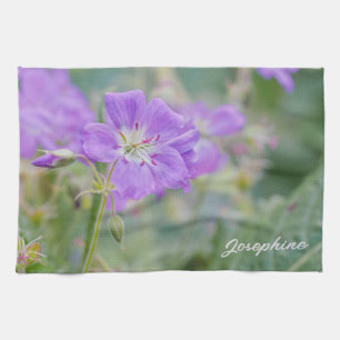 Lila Geranium-Wildblume-Foto mit Individuelle Name Geschirrtuch