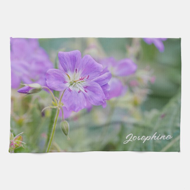 Lila Geranium-Wildblume-Foto mit Individuelle Name Geschirrtuch (Horizontal)