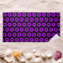 Lila Geranmuster auf schwarzer Flora