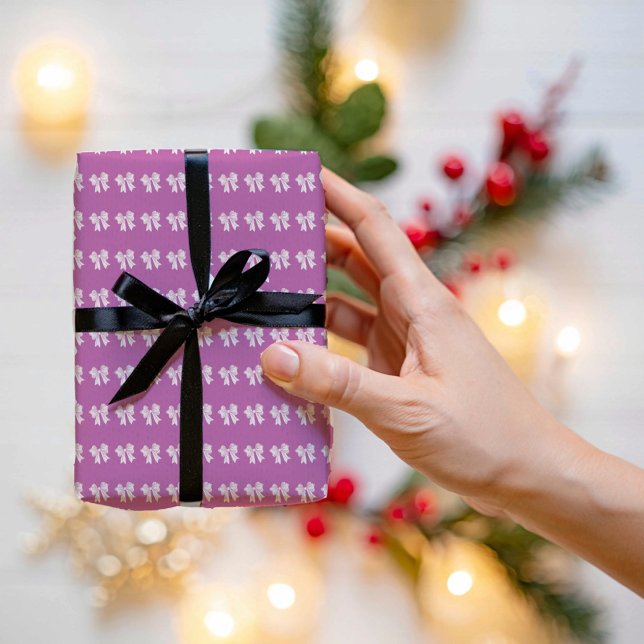 Lila Geschenkpapier mit Schleife  (Von Creator hochgeladen)