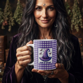 Lila Gingham Halloween Hexenhut & Fledermäuse Kaffeetasse