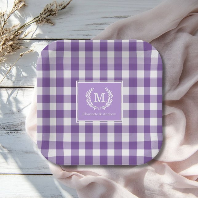 Lila Gingham Monogram Wappen Custom Pappteller (Purple Gingham Monogram Crest Custom Paper Plates with your Monogram and Names.)