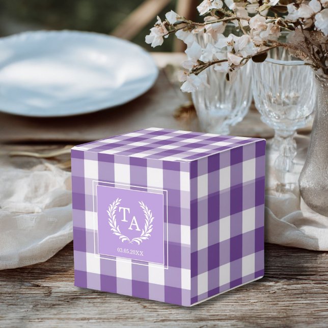 Lila Gingham Monogram Wappen Geschenkschachtel (Custom Purple Gingham Monogram Crest Favor Boxes for your wedding or other Occasions.)