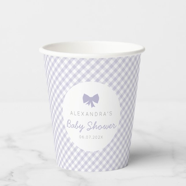 Lila Gingham-niedliche Bogen-Babydusche Pappbecher (Vorderseite)