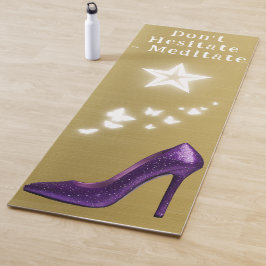 Lila Glitzer High Heel Shoel auf Gold | Yogamatte