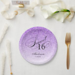 Lila Glitzer Sweet 16 Personalisiert Pappteller<br><div class="desc">Diese trendige,  ombre Glitzer gemusterte Papiertafel bietet Imitate funkelnd Glitzer,  Wirbel "Sweet 16" und eine Ihre Personalisierung. Fügen Sie den benutzerdefinierten Text mithilfe des Vorlagenformulars hinzu. Zusätzliche Optionen für Text und Layout sind verfügbar,  wenn Sie weitere Anpassungen vornehmen möchten.</div>
