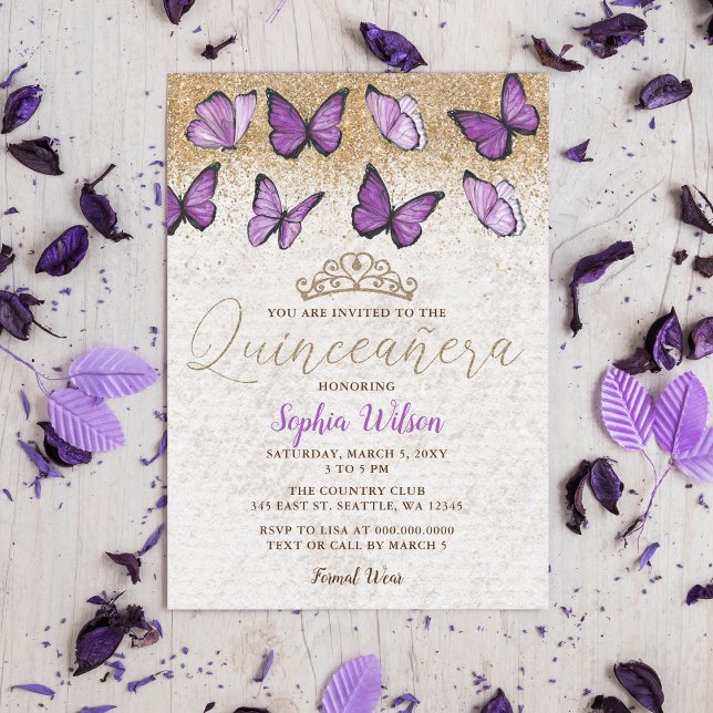 Lila Gold Glitzer Butterfly Quinceñera Einladung (Purple Gold Glitter Butterfly Quinceañera Invitation )