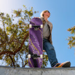 Lila Gold Glitzer Skateboard mit Individuelle Name<br><div class="desc">Skateboards mit Agate Lila Violet Gold Glitzer Geode Individuelle Name Sparkle Marmor Personalisiert Geburtstag - Jubiläum Skateboard Geschenk - Fügen Sie Ihren Namen - Text oder Entfernen - Make Your Special Gift - Neu formatieren und verschieben oder entfernen und hinzufügen / Elemente mit Anpassungs-Tool. Wählen Sie Schriftart / Größe /...</div>