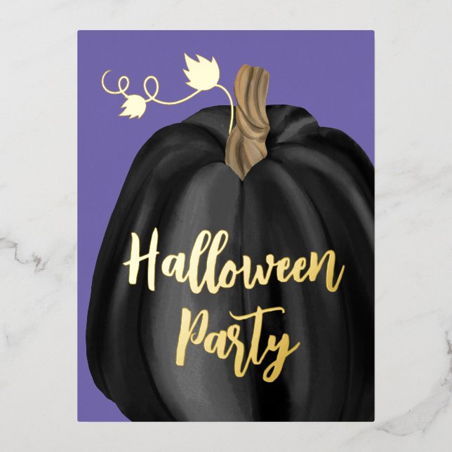 Lila Gold Script Pumpkin-Halloween-Party Folie Einladungspostkarte (Vorderseite)