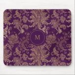 lila Golddamastenmonogramm Mousepad<br><div class="desc">Unsere Kollektion "Königlicher Golddampfer" zeigt königliche Imitate mit goldfarbenem Dämpfermuster auf lila Hintergrund. Diese Vintage Kollektion ist für jeden Anlass und jede Jahreszeit geeignet. Es ist sicher ein Augenstopfen,  zögern Sie nicht uns zu kontaktieren,  wenn Sie besondere Wünsche für Farbkombinationen oder Schriften haben.</div>