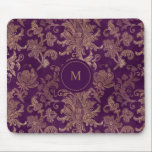 lila Golddamastenmonogramm Mousepad<br><div class="desc">Unsere Kollektion "Königlicher Golddampfer" zeigt königliche Imitate mit goldfarbenem Dämpfermuster auf lila Hintergrund. Diese Vintage Kollektion ist für jeden Anlass und jede Jahreszeit geeignet. Es ist sicher ein Augenstopfen,  zögern Sie nicht uns zu kontaktieren,  wenn Sie besondere Wünsche für Farbkombinationen oder Schriften haben.</div>