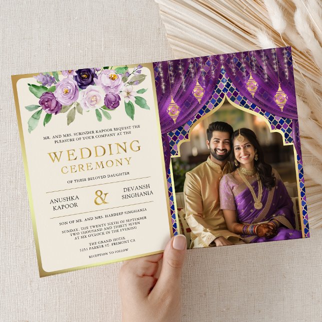 Lila Goldfloralvorhang Indische Hinduhochzeit Einladung (Von Creator hochgeladen)