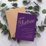 Lila Goldskript, elegant Sweet 16 Einladung<br><div class="desc">Eine moderne süße 16 Einladung. Ein lila Hintergrund und das Wort Sechzehn mit großen Buchstaben geschrieben. Personalisieren und fügen Sie einen Namen und Party-Details hinzu.</div>