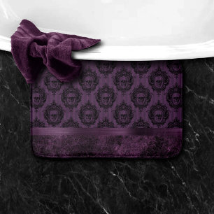 Lila gotischer Chic   Eggplant und Schwarze Schäde Badematte