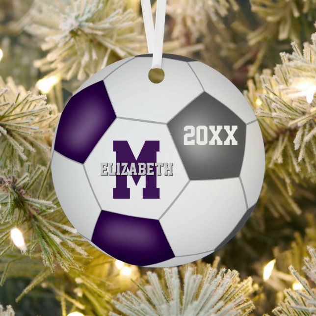 lila Grauklub färbt Jungs auf Fußball Ornament Aus Metall (InSitu)