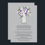 Lila Gray Blume Mason Jar | Hochzeit Einladung<br><div class="desc">VON MASON JAR SWEETNESS WEDDING SALLECTION: Ein eleganter Mason Jar gefüllt mit Blume in den Farben Licht und Dunkle Purples mit White Daisies Wildblumen. Ein silbergrauer Hintergrund ist Set. . Für Anfragen über kundenspezifische Designänderungen des unabhängigen Designers senden Sie bitte eine E-Mail an paula@labellarue.com BEVOR Sie Ihre Bestellung anpassen oder...</div>