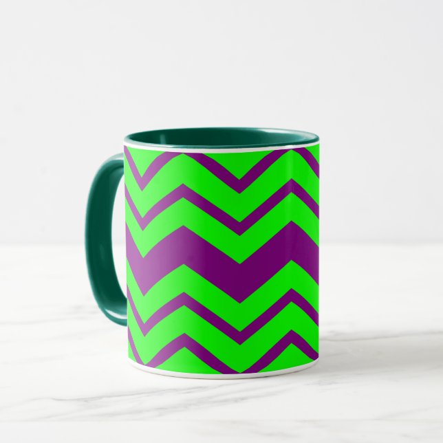 Lila Grüner Chevron-Zickzack-Design  Tasse (Vorderseite Links)