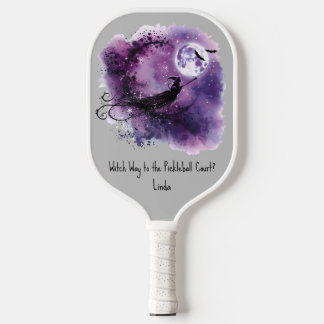 Lila Halloween Hexe auf einem Broom Fledermäuse Vo Pickleball Schläger