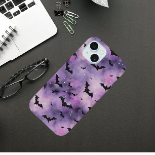 Lila Halloween-Himmel mit Fledermäusen – Gruselig iPhone 15 Hülle