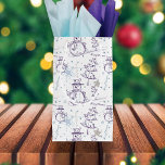 Lila Hand Drawn Christmas Snowman Kleine Geschenktüte<br><div class="desc">Die Winterfarben lila,  hellblau und braun machen diesen Schneemann zu einem nahtlosen Musterdesign. Handgezeichnete Abbildung eines niedlichen Schneemanns mit Oberhut,  Schal und Karottennase. Er steht auf einem Schneehügel in der Nähe eines Weihnachtsbaumes mit einem Stern. "Frohe Weihnachten!" ist inbegriffen. Fester weißer Hintergrund.</div>