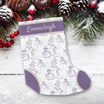 Lila Hand Drawn Snowman Weihnachten Kleiner Weihnachtsstrumpf<br><div class="desc">Handgezeichnetes,  niedliches,  verschneiten Muster in lila,  hellblauen und grauen Farben. Snowman hat einen Tophut,  Schal und Karottennase,  und er steht auf einem Schneehügel in der Nähe eines Weihnachtsbaumes mit einem Stern. "Frohe Weihnachten!" Text im Design. Monogram mit einem Vornamen,  der Ihre eigene Personalisierung hinzufügt!</div>