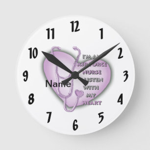 Lila Heart Air Force Nurse Runde Wanduhr
