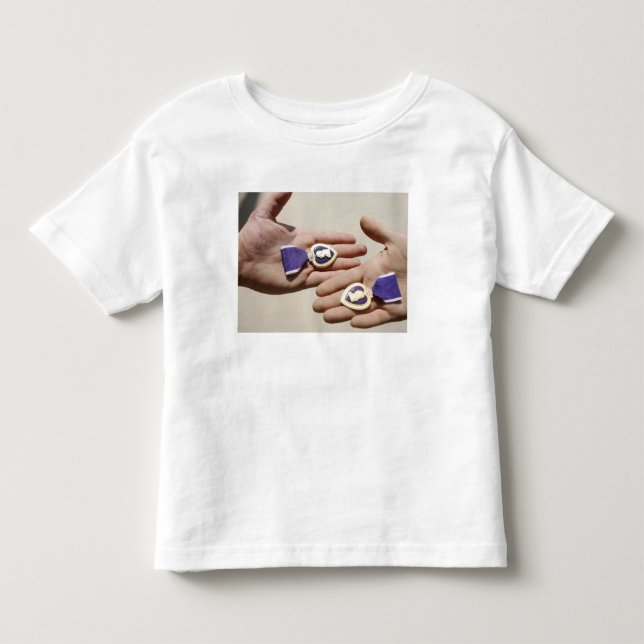 Lila Herzempfänger zeigen ihre Medaillen an Kleinkind T-shirt (Vorderseite)