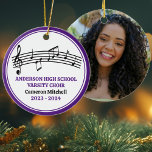 Lila High School Chor Custom Christmas Keramik Ornament<br><div class="desc">Dieses moderne lila High School Chor Weihnachtsschmuck zeigt den Schüler- und Chornamen unter dem musikalischen Personal mit Drei-Stufen und Musiknoten. Für Sänger,  Chorlehrer oder Regisseur,  die ein großartiges Abschluss-Geschenk wünschen.</div>