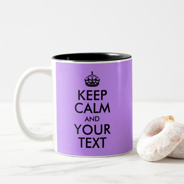 Lila Hintergrund Behalte Ruhe und Text Zweifarbige Tasse (Mit Donut)
