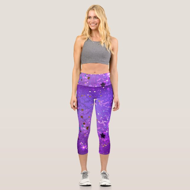 Lila Hintergrund mit Sternen Capri Leggings (Vorderseite)