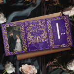 Lila Hochzeit des Königlichen Mittelalters Dreifach Gefaltete Einladung<br><div class="desc">Mit dieser mittelalterlichen Fantasie dreifacher Einladung verkünden Sie Ihre Hochzeit im Stil! Dieses einladende Hotel besticht durch ein majestätisches Goldschwert und Blumen, mit einem besonderen Foto des Ehepaares vor einem lila Hintergrund - die perfekte Mischung aus Romantik und Abenteuer. HINWEIS: Dieses Design enthält KEINE reale Folie. Unsplash hat das Platzhalter-Image...</div>