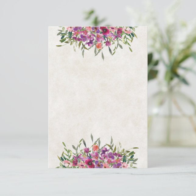 Lila Hochzeit mit einem Leerbudget Einladung (Stehend Vorderseite)