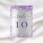 Lila Hochzeitsfeier Tischnummer<br><div class="desc">Ein Imitat silber aussehender Hintergrund mit lila, violetten Imitaten Glitzern Personalisieren und fügen Sie Ihre Tischnummern. Fügen Sie Ihre Nummern eins nach dem anderen hinzu.</div>