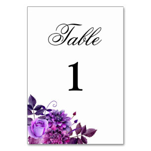 Lila Hochzeitstisch Nummer. Violette Blumendekorat Tischnummer