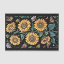 Lila, hohe Sonnenblumen und Monarchschmetterlinge