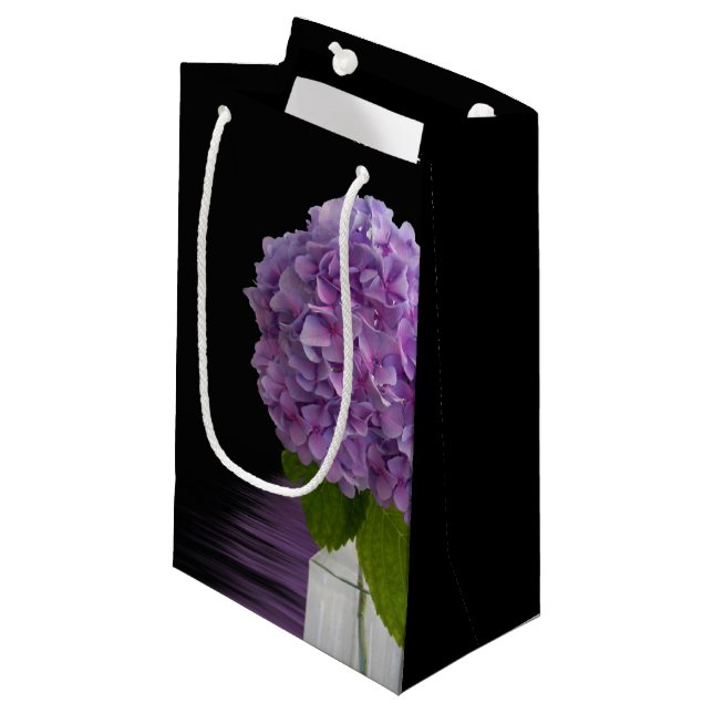 Lila Hydrangea auf schwarz Kleine Geschenktüte (Vorderseite Schrägansicht)