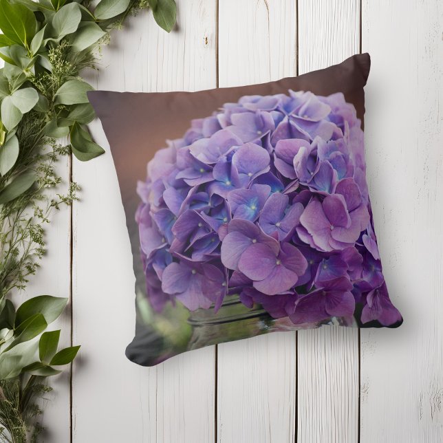 Lila Hydrangea in Mason Jar Fotografie Kissen (Purple Hydrangea in Mason Jar Photograph Throw Pillow)