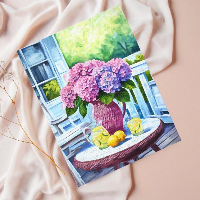 Lila Hydrangea mit Lemonade auf Wicker Porch Postkarte (Share sunny greetings with this vibrant hydrangea and lemonade summer postcard.)