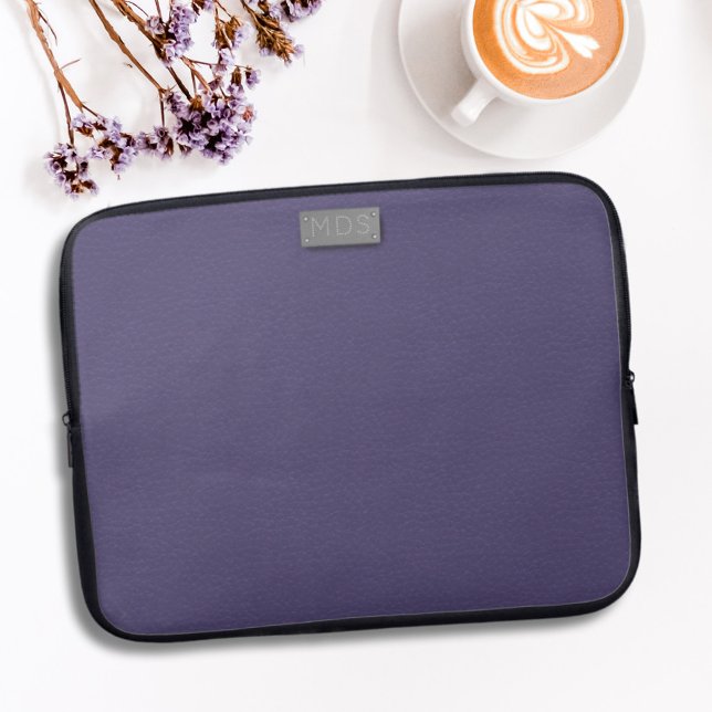 Lila Imitat Leather Look Mit Monogramm Laptop Slee Laptopschutzhülle (A pretty Purple Personalized Laptop Sleeve with space for your initials)