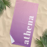 Lila individuelle Name mit weichem rosa Farbverlau Strandtuch<br><div class="desc">Modernes,  trendiges Strandtuch mit einem weichen rosa bis lila Farbverlauf und Ihrem Namen in fett formatierten Retro-Schriftart Buchstaben.</div>