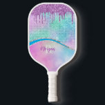 Lila Iridescent & Glitzer Tropfen, Name und Monogr Pickleball Schläger<br><div class="desc">Personalisieren Sie mit lila Namen und weißem Monogramm auf aquamarinem,  blauem und lila Hintergrund mit Lila Glitzer-Tropfen.</div>
