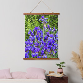 Lila Iris-Blume am Ufer Wandteppich Mit Holzrahmen