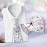 Lila Iris Romantic Floral Wedding Trauzeugen Krawatte<br><div class="desc">Eine florale Hochzeitsfeier für den Sondertag - Genießen Sie die Schönheit der Natur mit dieser faszinierenden Hochzeitsfeier-Krawatte aus Zazzle! Diese Krawatte mit einem lebendigen Wandteppich aus weichen lila und rosa Reisen, zarten, weißen Pfannkuchen und einer Sprinklerei von Wildblumen vor weißem Hintergrund verkörpert das Wesen einer Hochzeit in Boho, Land oder...</div>