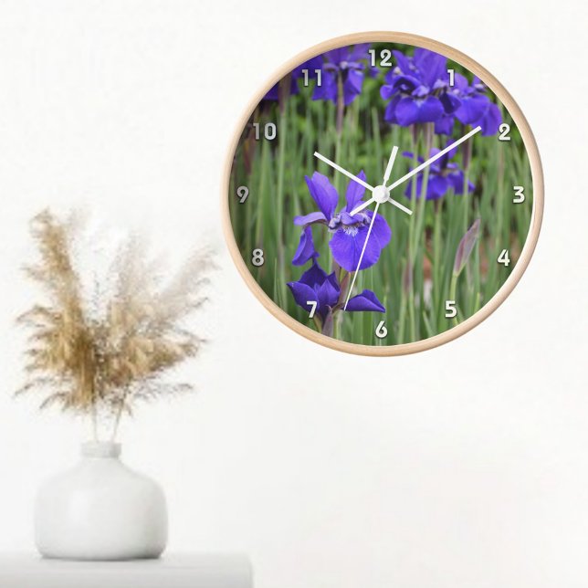 Lila Irische botanische florale Fotowand Runde Wanduhr (Von Creator hochgeladen)