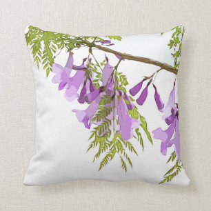 Lila Jacaranda-Blume auf Himmelshintergrund Kissen