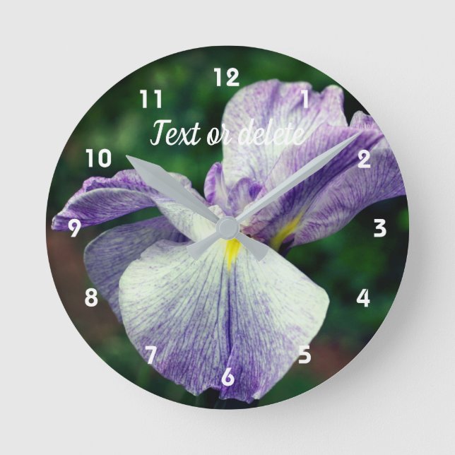 Lila japanische Iris-Blume Entfaltung Personalisie Runde Wanduhr (Vorderseite)