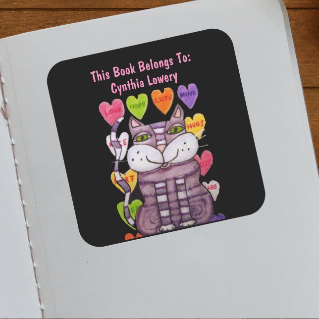 Lila katzengrüne Augen Bonbons Herz mit Redewendun Quadratischer Aufkleber (Cute purple cat green eyes candy hearts with sayings on black book ownership label.)