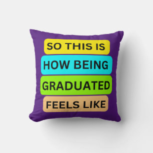 Lila Kissen SO_THIS_IS_HOW_BEING_GRADUIERT_FEELS