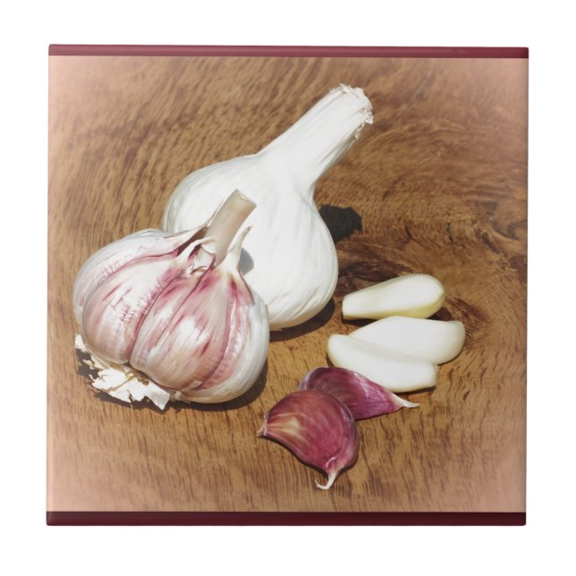 lila Knoblauch auf Eichenbrett Fliese (Vorderseite)